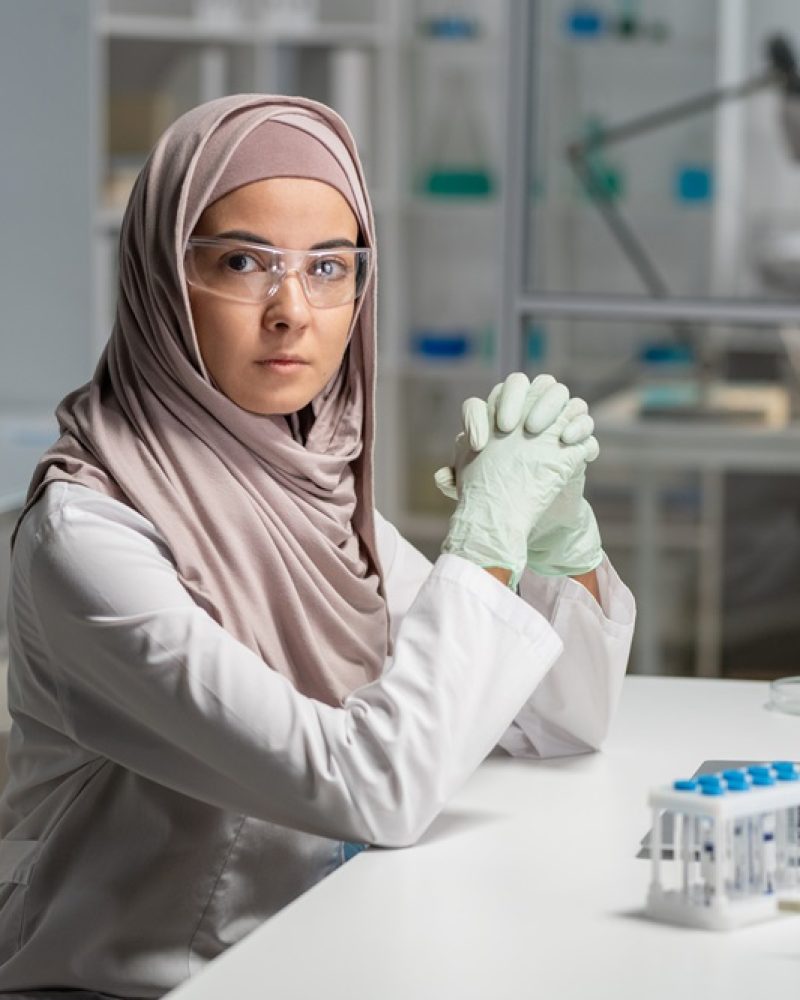 young-contemporary-female-researcher-in-protective-3N3X7DL.jpg